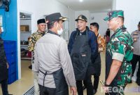 Caption: anggota DPRD Sampang Alan Kaisan, dampingi Bupati, Kapolres dan Dandim, meninjau kesiapan dapur SPPG Al-Baghdady, (dok. regamedianews). 