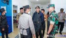 Caption: anggota DPRD Sampang Alan Kaisan, dampingi Bupati, Kapolres dan Dandim, meninjau kesiapan dapur SPPG Al-Baghdady, (dok. regamedianews). 