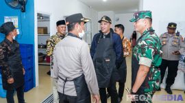 Caption: anggota DPRD Sampang Alan Kaisan, dampingi Bupati, Kapolres dan Dandim, meninjau kesiapan dapur SPPG Al-Baghdady, (dok. regamedianews). 