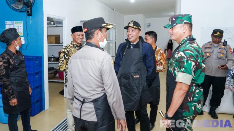 Caption: anggota DPRD Sampang Alan Kaisan, dampingi Bupati, Kapolres dan Dandim, meninjau kesiapan dapur SPPG Al-Baghdady, (dok. regamedianews). 