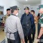 Caption: anggota DPRD Sampang Alan Kaisan, dampingi Bupati, Kapolres dan Dandim, meninjau kesiapan dapur SPPG Al-Baghdady, (dok. regamedianews). 