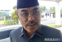 Caption: Wakil Ketua DPRD Bangkalan, H. Fatkhurrahman, saat diwawancara awak media, (dok. regamedianews). 