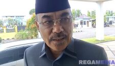 Caption: Wakil Ketua DPRD Bangkalan, H. Fatkhurrahman, saat diwawancara awak media, (dok. regamedianews). 