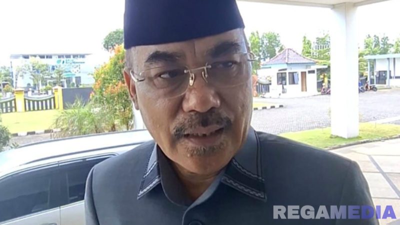 Caption: Wakil Ketua DPRD Bangkalan, H. Fatkhurrahman, saat diwawancara awak media, (dok. regamedianews). 