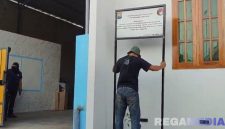 Caption: polisi tak berseragam, pasang plang penyitaan terhadap rumah oknum kades terlibat kasus TPPU dan narkoba, (dok. regamedianews). 