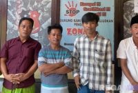 Caption didampingi aktivis PPKB, pihak keluarga korban pemerkosaan mendatangi Polres Bangkalan, (dok. regamedianews). 