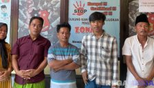 Caption didampingi aktivis PPKB, pihak keluarga korban pemerkosaan mendatangi Polres Bangkalan, (dok. regamedianews). 