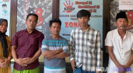 Caption didampingi aktivis PPKB, pihak keluarga korban pemerkosaan mendatangi Polres Bangkalan, (dok. regamedianews). 