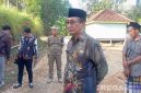 Caption: Bupati Pamekasan KH Kholilurrahman, saat meninjau langsung pengerjaan jalan swadaya, (dok. regamedianews). 