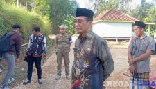 Caption: Bupati Pamekasan KH Kholilurrahman, saat meninjau langsung pengerjaan jalan swadaya, (dok. regamedianews). 