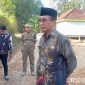 Caption: Bupati Pamekasan KH Kholilurrahman, meninjau langsung pengerjaan renovasi jalan swadaya, (dok. regamedianews). 