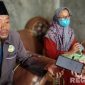 Caption: Rosyid Latif didampingi istri dan bayi yang ditemukan, saat ditemui awak media di rumahnya di Desa Astapah, (dok. regamedianews). 