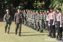 Caption: Dandim 0826 Pamekasan Letkol Inf Herik Prasetiawan, mengecek kesiapan personel saat upacara HUT TNI ke-80, (dok. regamedianews). 