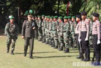Caption: Dandim 0826 Pamekasan Letkol Inf Herik Prasetiawan, mengecek kesiapan personel saat upacara HUT TNI ke-80, (dok. regamedianews). 