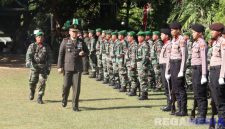 Caption: Dandim 0826 Pamekasan Letkol Inf Herik Prasetiawan, mengecek kesiapan personel saat upacara HUT TNI ke-80, (dok. regamedianews). 