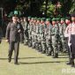 Caption: Dandim 0826 Pamekasan Letkol Inf Herik Prasetiawan, mengecek kesiapan personel saat upacara HUT TNI ke-80, (dok. regamedianews). 