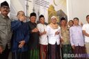 Caption: pose bersama usai tasyakuran atas dibukanya Kantor PT Surya Haromain Cabang Sampang, (dok. regamedianews). 