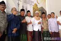 Caption: pose bersama usai tasyakuran atas dibukanya Kantor PT Surya Haromain Cabang Sampang, (dok. regamedianews). 