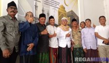 Caption: pose bersama usai tasyakuran atas dibukanya Kantor PT Surya Haromain Cabang Sampang, (dok. regamedianews). 
