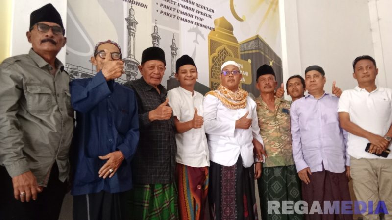 Caption: pose bersama usai tasyakuran atas dibukanya Kantor PT Surya Haromain Cabang Sampang, (dok. regamedianews). 