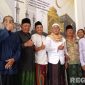 Caption: pose bersama usai tasyakuran atas dibukanya Kantor PT Surya Haromain Cabang Sampang, (dok. regamedianews). 