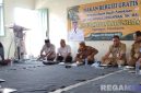 Caption: Bupati Pamekasan KH Kholilurrahman, menikmati MBG bersama guru dan siswa SDI Madrasatul Huda, (dok. regamedianews). 