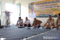 Caption: Bupati Pamekasan KH Kholilurrahman, menikmati MBG bersama guru dan siswa SDI Matsaratul Huda, (dok. regamedianews). 