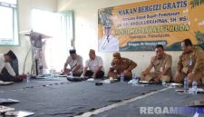 Caption: Bupati Pamekasan KH Kholilurrahman, menikmati MBG bersama guru dan siswa SDI Madrasatul Huda, (dok. regamedianews). 
