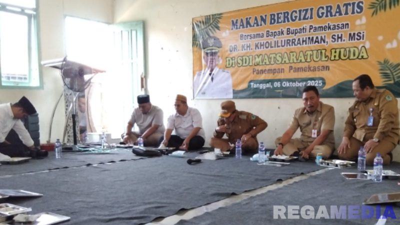 Caption: Bupati Pamekasan KH Kholilurrahman, menikmati MBG bersama guru dan siswa SDI Matsaratul Huda, (dok. regamedianews). 