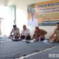 Caption: Bupati Pamekasan KH Kholilurrahman, menikmati MBG bersama guru dan siswa SDI Matsaratul Huda, (dok. regamedianews). 