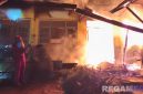 Caption: petugas pemadam kebakaran tengah memadamkan api yang melalap gedung SDN Poto'an Daya 2, (dok. regamedianews). 