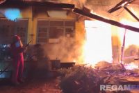 Caption: petugas pemadam kebakaran tengah memadamkan api yang melalap gedung SDN Poto'an Daya 2, (dok. regamedianews). 