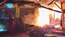 Caption: petugas pemadam kebakaran tengah memadamkan api yang melalap gedung SDN Poto'an Daya 2, (dok. regamedianews). 