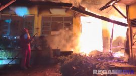 Caption: petugas pemadam kebakaran tengah memadamkan api yang melalap gedung SDN Poto'an Daya 2, (dok. regamedianews). 