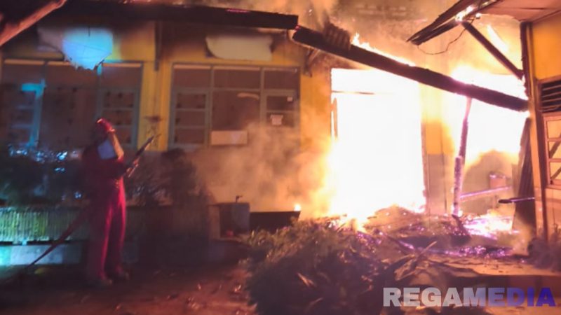 Caption: petugas pemadam kebakaran tengah memadamkan api yang melalap gedung SDN Poto'an Daya 2, (dok. regamedianews). 