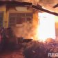 Caption: petugas pemadam kebakaran tengah memadamkan api yang melalap gedung SDN Poto'an Daya 2, (dok. regamedianews). 