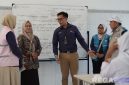 Caption: Srikandi dan Yayasan Baitul Maal (YBM) PLN UP3 Madura, saat kunjungan ke SRMP 29 Pamekasan, (dok. foto istimewa). 