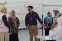 Caption: Srikandi dan Yayasan Baitul Maal (YBM) PLN UP3 Madura, saat kunjungan ke SRMP 29 Pamekasan, (dok. foto istimewa). 