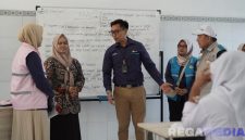 Caption: Srikandi dan Yayasan Baitul Maal (YBM) PLN UP3 Madura, saat kunjungan ke SRMP 29 Pamekasan, (dok. foto istimewa). 