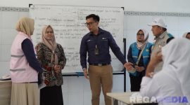 Caption: Srikandi dan Yayasan Baitul Maal (YBM) PLN UP3 Madura, saat kunjungan ke SRMP 29 Pamekasan, (dok. foto istimewa). 