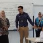 Caption: Srikandi dan Yayasan Baitul Maal (YBM) PLN UP3 Madura, saat kunjungan ke SRMP 29 Pamekasan, (dok. foto istimewa). 