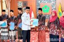 Caption: Bupati Pamekasan KH Kholilurrahman, menyerahkan langsung reward kepada 6 peserta juara MTQ tingkat Provinsi Jawa Timur, (dok. regamedianews). 