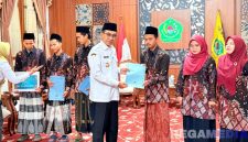 Caption: Bupati Pamekasan KH Kholilurrahman, menyerahkan langsung reward kepada 6 peserta juara MTQ tingkat Provinsi Jawa Timur, (dok. regamedianews). 