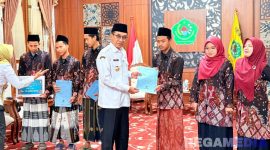 Caption: Bupati Pamekasan KH Kholilurrahman, menyerahkan reward kepada 6 peserta juara MTQ tingkat Provinsi Jawa Timur, (dok. regamedianews). 