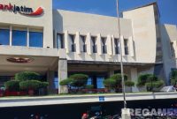 Caption: Kantor Bank Jatim Cabang Kabupaten Sampang, Jl. KH. Wakhid Hasyim, (dok. regamedianews). 