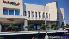 Caption: Kantor Bank Jatim Cabang Sampang, Jl. KH. Wakhid Hasyim, (dok. regamedianews). 