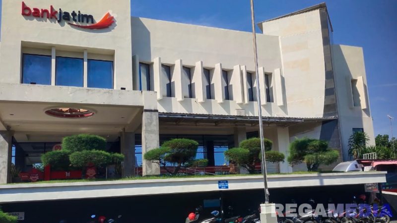 Caption: Kantor Bank Jatim Cabang Kabupaten Sampang, Jl. KH. Wakhid Hasyim, (dok. regamedianews). 