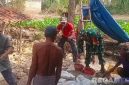 Caption: Babinsa Desa Kaduara Barat, gotong royong bersama warga membangun kamar mandi, (dok. regamedianews). 