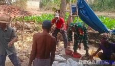 Caption: Babinsa Desa Kaduara Barat, gotong royong bersama warga membangun kamar mandi, (dok. regamedianews). 