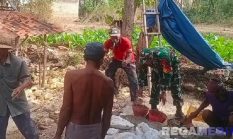 TNI Gotong Royong Bantu Warga Pamekasan